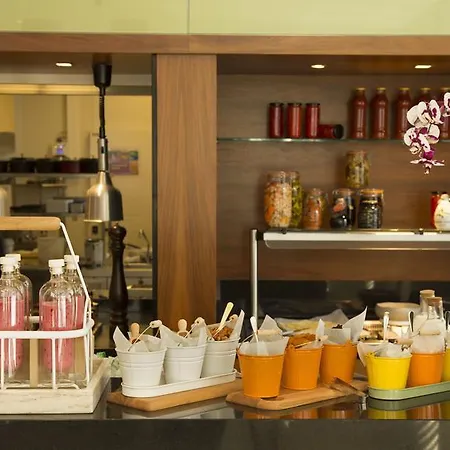 래디슨 블루 로열 호텔, 호텔